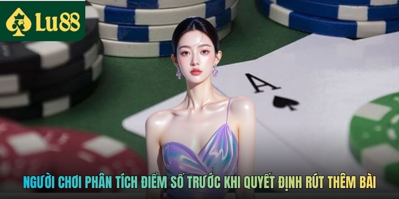 Người chơi phân tích điểm số trước khi quyết định rút thêm bài